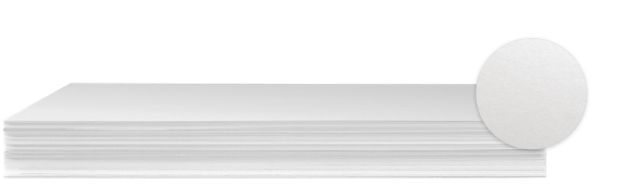 Pile de feuilles de papier blanc nacré avec zoom sur finition métallisée