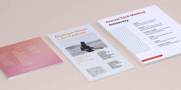 3 Eventprogramme in diversen Größen und Designs auf beigem Hintergrund
