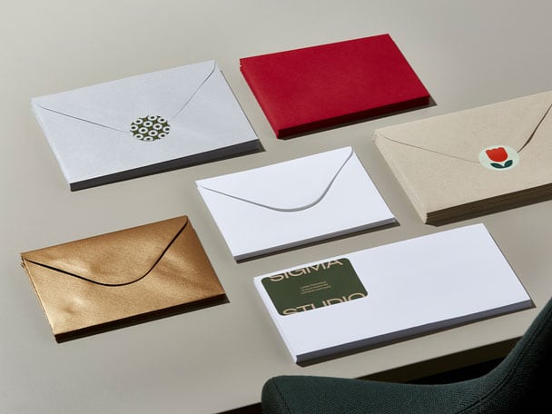 Mosaïque d'Enveloppes premium en divers formats, formes, couleurs et motifs